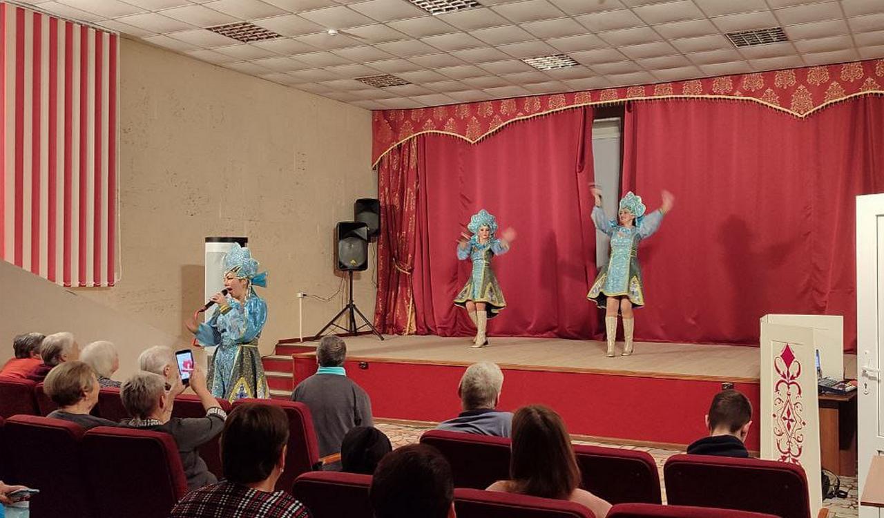 Солистки ансамбля «Злато-Серебро» выступили для жителей ЛНР и ДНР Солистки ансамбля «Злато-Серебро» выступили для жителей ЛНР и ДНР